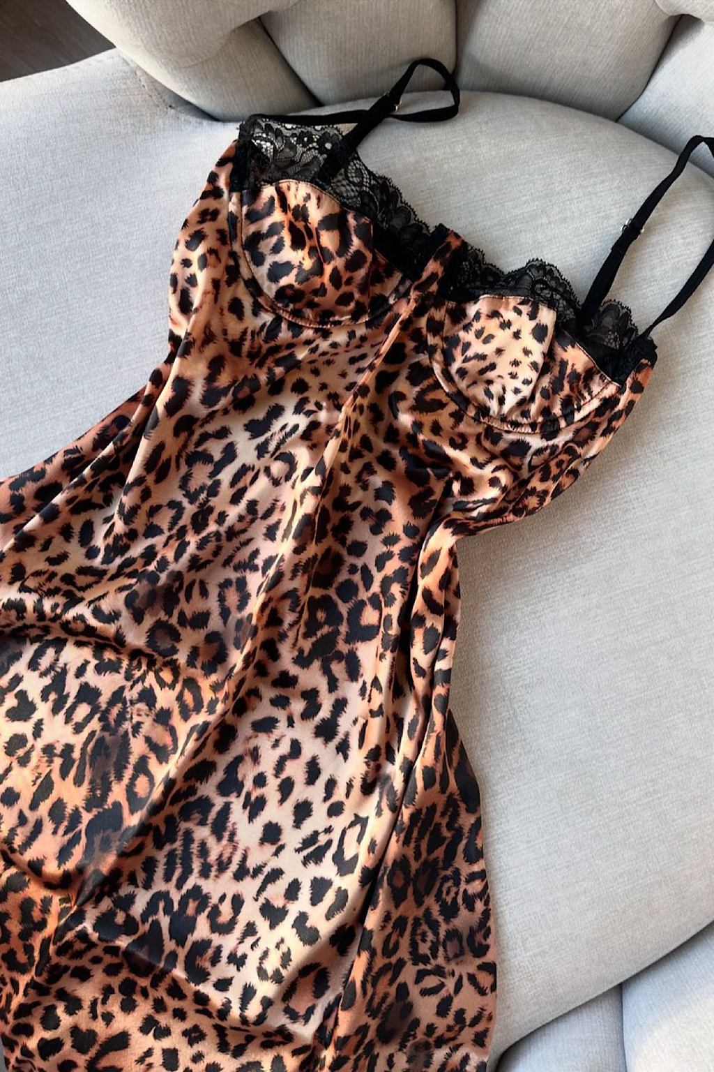 İpeksi Saten Gecelik – Zarif ve Romantik Kadın Model