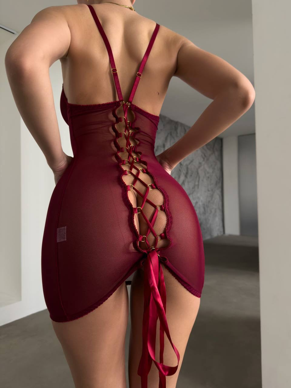 Bordo Transparan Esnek Elbise – Ayarlanabilir Askılı ve Tanga Hediyeli Zarif Tasarım (MM1010)