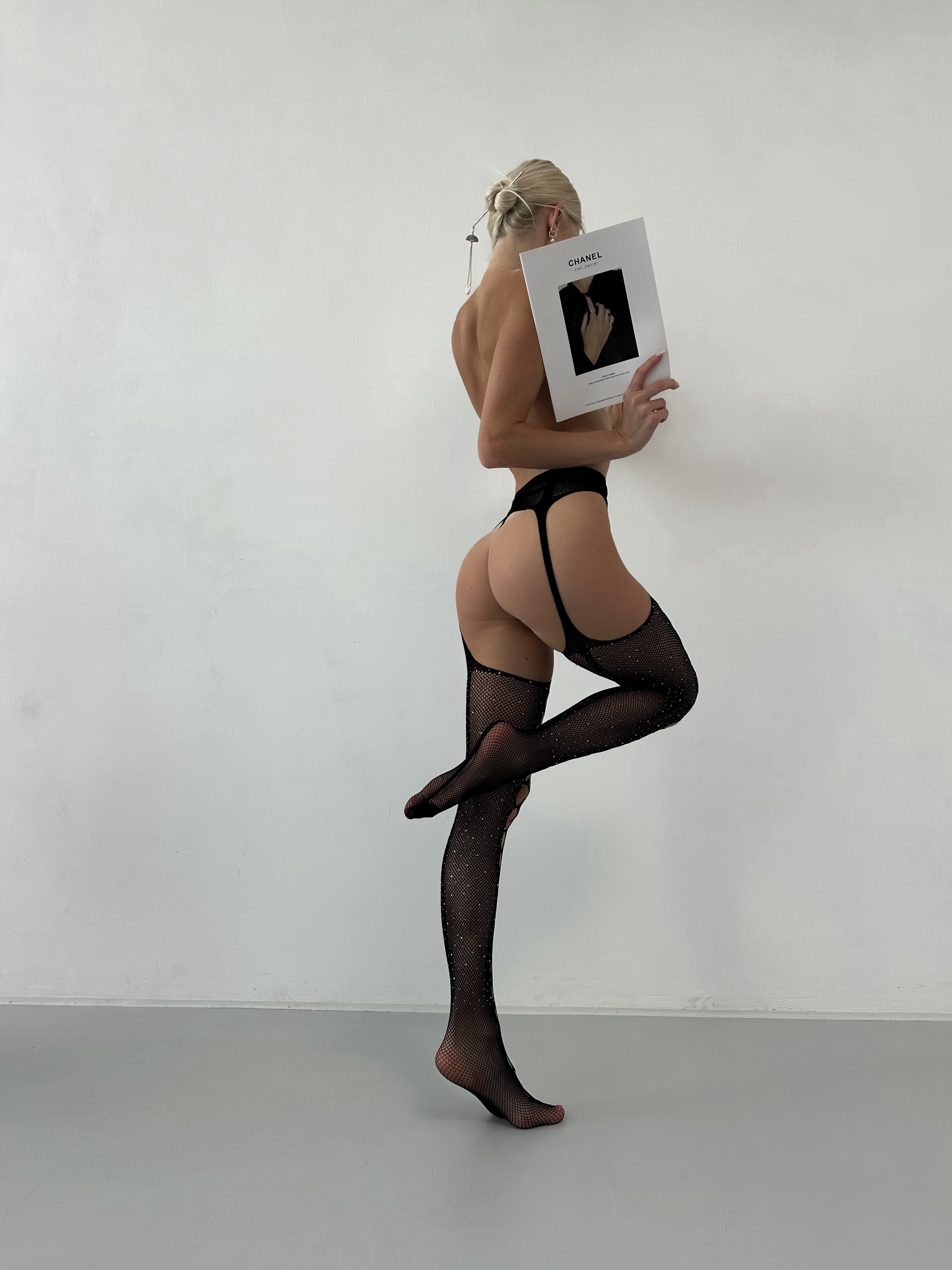 Transparan Taşlı Vücut Çorabı – Özel Bölgesi Açık Seksi Tasarım