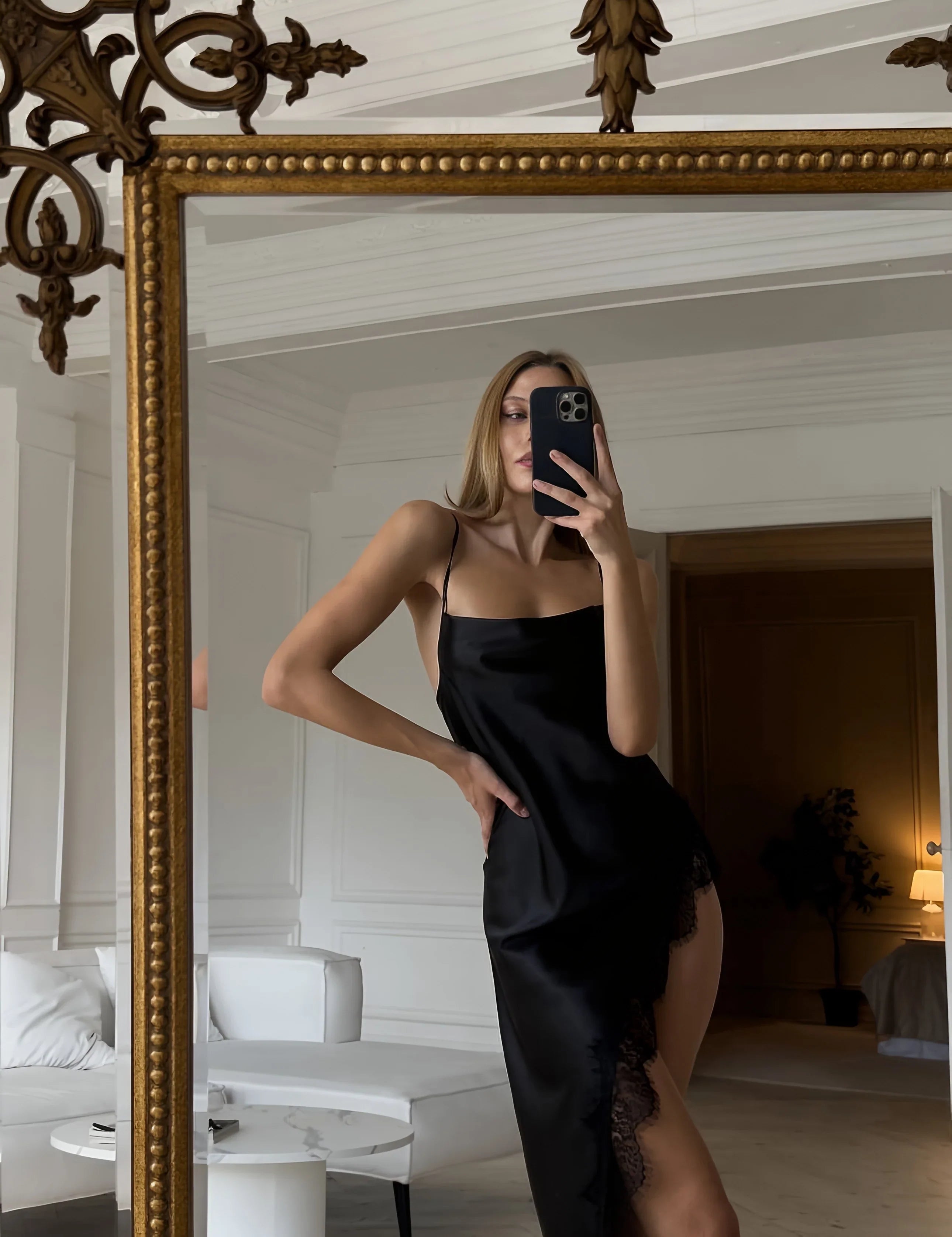 Angelina Siyah İpeksi Saten Gecelik – Zarif ve Romantik Kadın Model